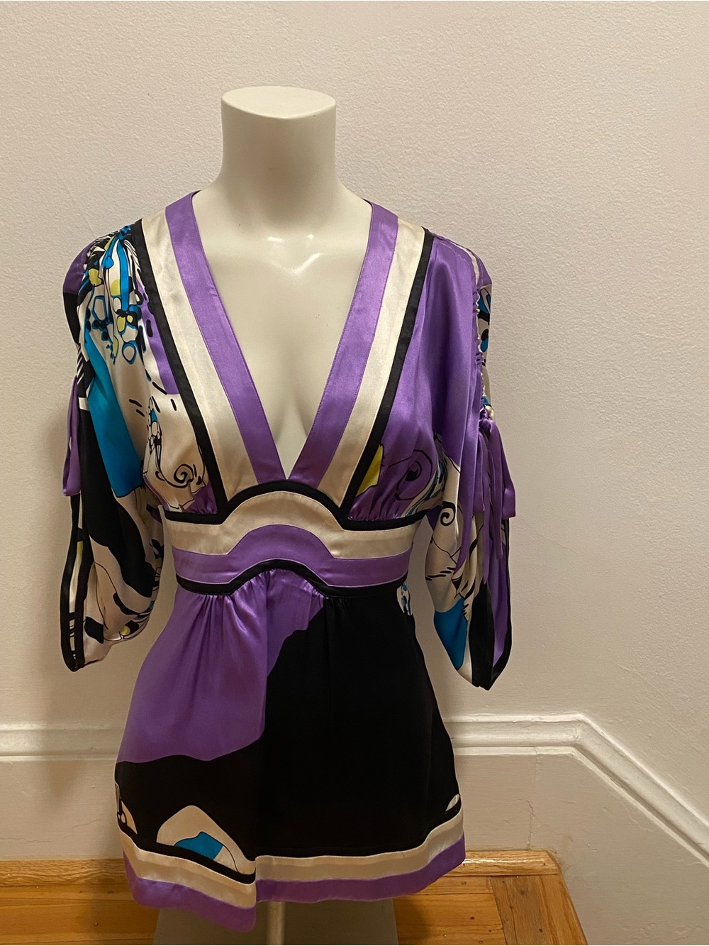 bebe Purple & Black V-Neck Printed Satin Tunic
